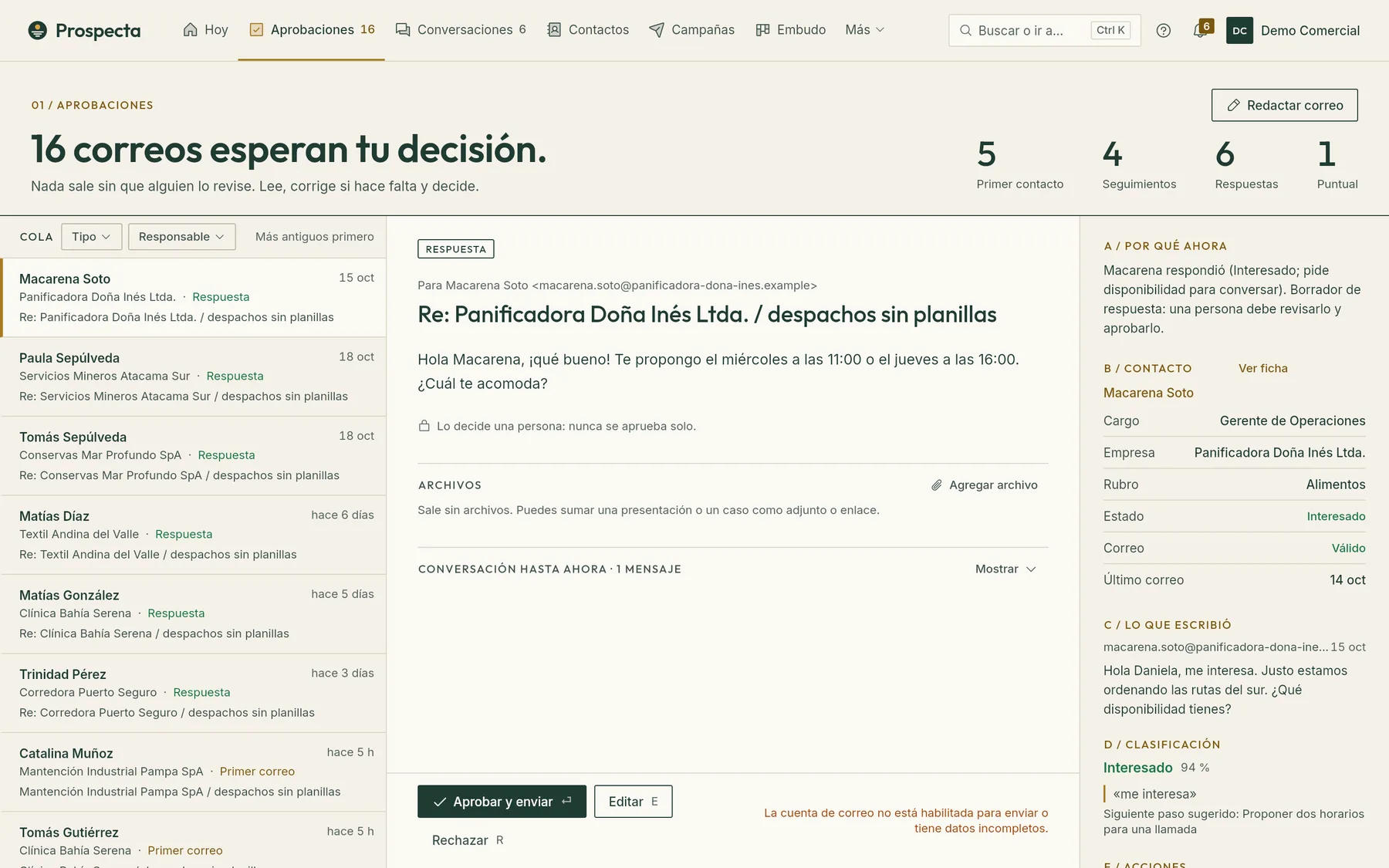 Pantalla de Aprobaciones de Prospecta con datos de demostración: la cola de correos por decidir, el borrador abierto y el contexto del contacto